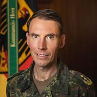 Ein Soldat im Feldanzug schaut freundlich in die Kamera.