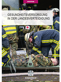Mehrere Soldaten und Feuerwehrleute während einer Übung bei der Verwundetenversorgung.