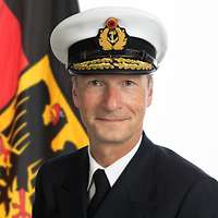 Portraitfoto von einem Mann in Marineuniform.