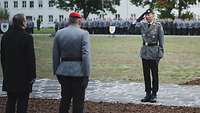 General Freuding grüßt Minister Pistorius und General Breuer, die ihm gegenüberstehen.