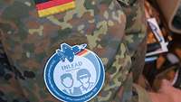 Ein Patch an einer Soldatenuniform in Nahaufnahme