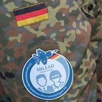 Ein Patch an einer Soldatenuniform in Nahaufnahme