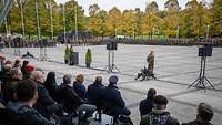 Von der Tribüne aus sieht man den Antreteplatz mit den angetretenen Soldatinnen und Soldaten.