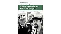 Buchcover grau/grün, mit Foto das Zivilist neben Militär in Uniform zeigt