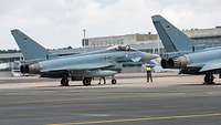Zwei Kampfflugzeug vom Typ Eurofighter steht am Flughafen Münster Osnabrück