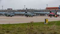Vier Eurofighter stehen vor dem Flughafenterminal in Bremen.