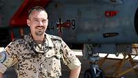 Ein Soldat vor einem Flugzeug
