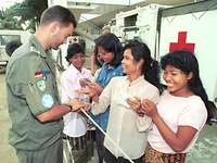 UN-Friedensmission in Phom Penh Deutscher UN-Soldat mit jungen Kambodschanerinnen in Phom Penh