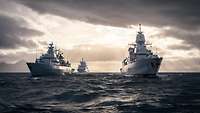 Drei Kriegsschiffe der Deutschen Marine in See.