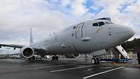 Ein Flugzeug vom Typ Boeing P-8A Poseidon steht auf einer asphaltierten Fläche.