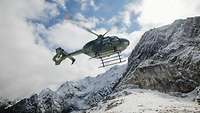 Mondlandung mit der Bundeswehr Ein Hubschrauber fliegt im verschneiten Gebirge