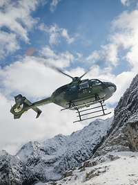 Mondlandung mit der Bundeswehr Ein Hubschrauber fliegt im verschneiten Gebirge