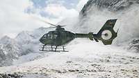 Ein Hubschrauber fliegt im verschneiten Gebirge