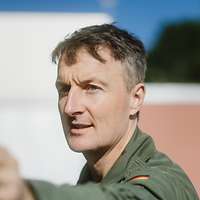 Ein Soldat überprüft den Hubschrauber vor dem Flug