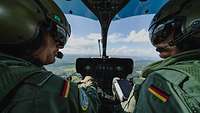 Zwei Piloten sitzen im Cockpit eines Hubschraubers