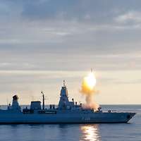 Ein Lenkflugkörper wird von einem Schiff senkrecht in die Luft geschossen