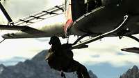 Soldat seilt sich von Hubschrauber ab