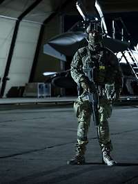 Einsatzbereitschaft in Rumänien  Soldaten bewacht ein Kampfflugzeug.