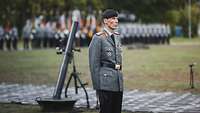 Generalleutnant Christian Freuding steht auf einem Platz beim Appell.