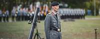 Generalleutnant Christian Freuding steht auf einem Platz beim Appell.