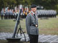 Generalleutnant Christian Freuding steht auf einem Platz beim Appell.