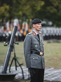 Generalleutnant Christian Freuding steht auf einem Platz beim Appell.
