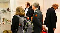 Führung von Archivar Felix Zimmermann durch die KMBA-Räume