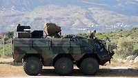 Ein Transportpanzer Fuchs der Heeresaufklärer ist mit einer mobilen LEO-Antenne ausgestattet