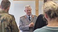 Ein General während seines Grußwortes