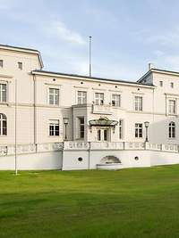 Blick auf ein weißes Gebäude