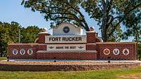 „Fort Rucker – above the best“ steht auf einer verzierten Backsteinmauer am Eingang zu Fort Rucker.