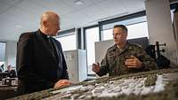 Brigadegeneral Huber im Gespräch mit Bischof Overbeck