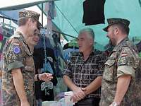 Deutsche Soldaten auf einem Markt Deutsche Soldaten sprechen mit Händlern auf einem Markt in Bosnien-Herzegowina