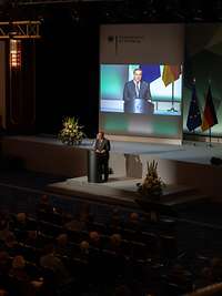 Boris Pistorius steht am Rednerpult auf einer Bühne und spricht zu Publikum während der Bundeswehrtagung.