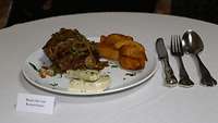 Ein Rindersteak mit Kartoffelecken und Kräuterbutter