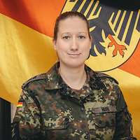 Soldatin vor Deutschland Flagge