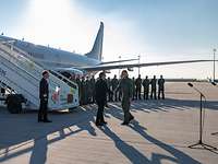 Boris Pistorius schüttelt einem Soldaten die Hand vor einem Flugzeug. Soldaten stehen dabei.