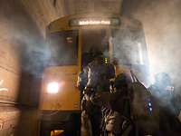 Soldaten steigen in eine U-Bahn