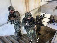 Soldaten gehen in einem Gebäude vor