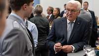 Frank-Walter Steinmeier im Gespräch mit einem Soldaten