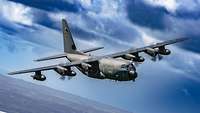 Ein Flugzeug vom Typ C-130J in der Luft