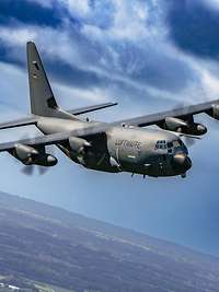 Ein Flugzeug vom Typ C-130J in der Luft