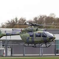 Ein leichter Kampfhubschrauber H145M schwebt über dem Boden