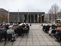 Generalinspekteur Carsten Breuer steht am Rednerpult und spricht zu sitzendem Publikum.