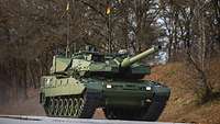 Der neue Leopard 2 A8 fährt auf einer Straße.
