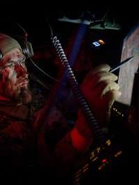 Ein Soldat in einem Fahrzeug bedient einen Touchscreen mit einem Stift.