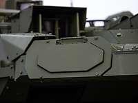 Nahaufnahme des Radarsensors eines Panzers.