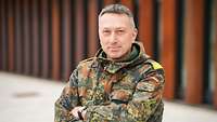Portrait von einem Mann in Flecktarn.
