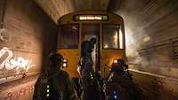 Soldaten in einem dunklen U-Bahntunnel steigen in die Fahrerkabine der U-Bahn „Jakob-Kaiser-Platz“ 