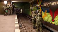 Soldaten in einem U-Bahn Schacht, auf den Gleisen
